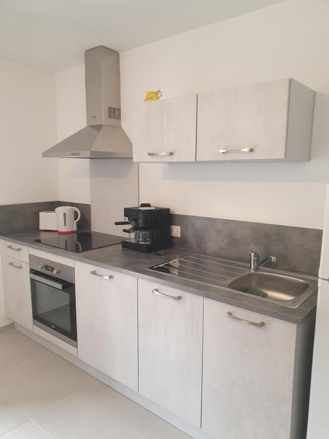 Les Trois Abeilles Apartment *